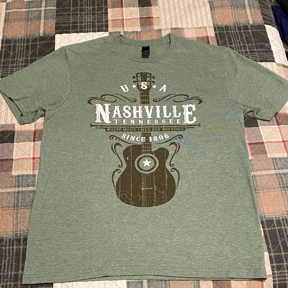 Nashville Tennessee Guitar Sage Green Graphic Tee Gildan Soft Style Women’s M